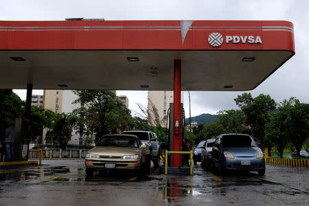 Motorists line up for fuel at a gas station of the Venezuelan state-owned oil company PDVSA in Caracas, Venezuela September 24, 2018. REUTERS/Marco Bello