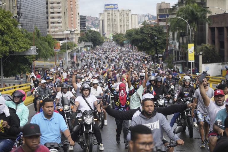 Miles de personas se movilizan en Caracas contra el resultado de las elecciones en Venezuela. (AP/Fernando Vergara)
