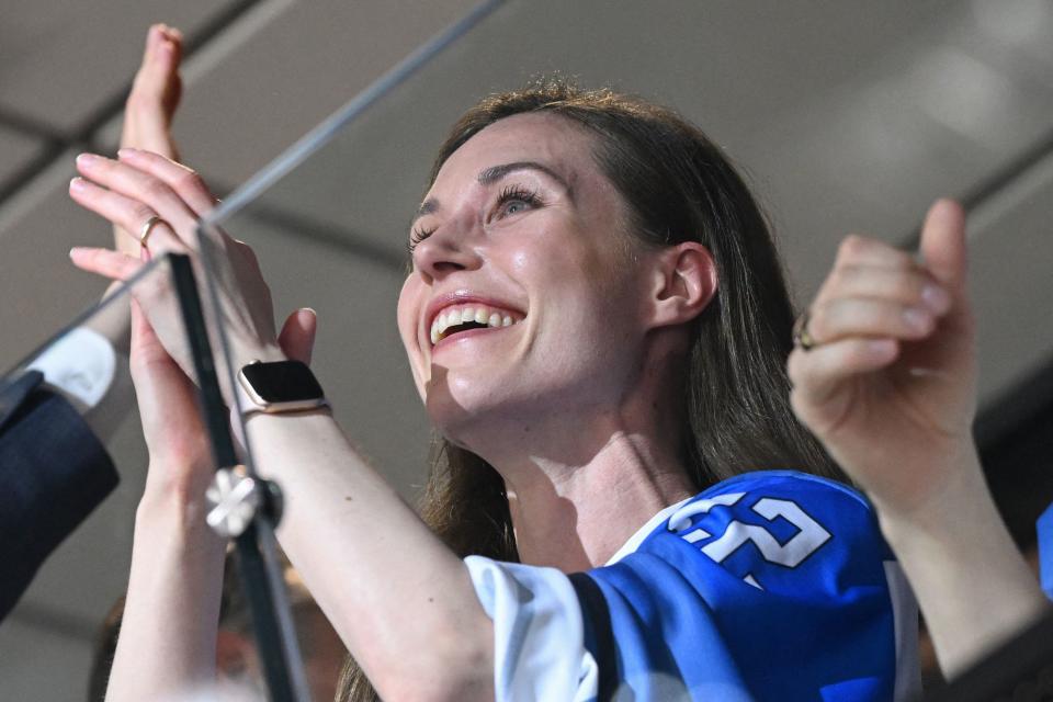 Sanna Marin en la final del Campeonato mundial de Hockey entre Finlandia y Canadá en mayo. (Photo by JONATHAN NACKSTRAND/AFP via Getty Images)