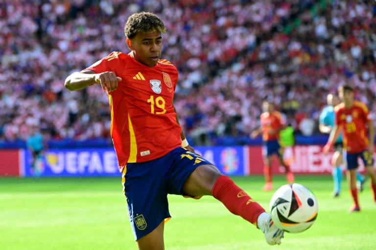 El extremo de la selección española Lamine Yamal controla el balón en el triunfo 3-0 ante Croacia, el 15 de junio en Berlín en partido de la Eurocopa (JOHN MACDOUGALL)