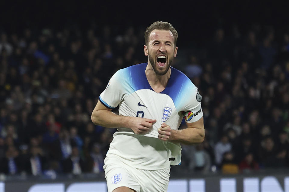 Harry Kane de Inglaterra celebra tras anotar en el encuentro ante Italia en el Grupo C en la eliminatoria al Campeonato Europeo 2024 Nápoles, Italia el jueves 23 de marzo del 2023. (Alessandro Garofalo/Lapresse via AP)