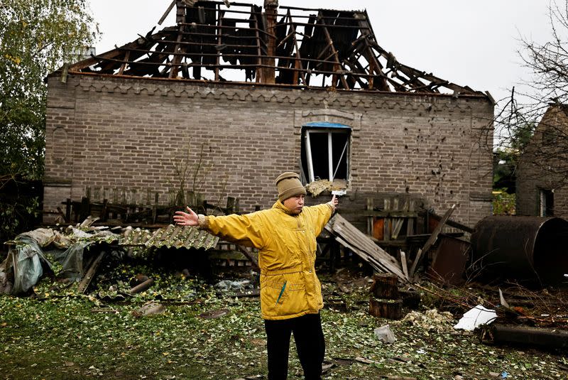 Una mujer reacciona mientras habla con los periodistas tras un ataque de misiles rusos, mientras continúa el ataque de Rusia a Ucrania, en Kramatorsk, óblast de Donetsk, Ucrania