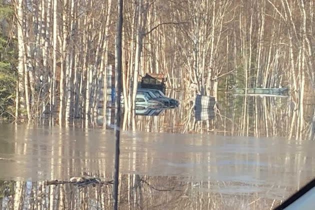 <p>Les inondations aux abords du village de Manley Hot Springs, en Alaska.</p>