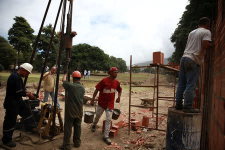 Construction workers are seen working in a new infrastructure at an expropriated golf field of the Caraballeda Golf & Yacht Club in Caraballeda, Venezuela February 20, 2018. Picture taken February 20, 2018. REUTERS/Adriana Loureiro