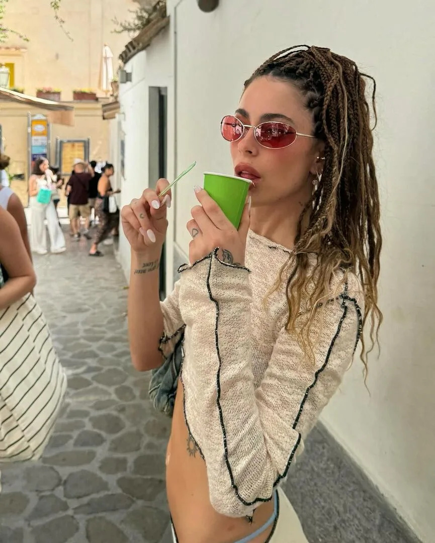 Tini Stoessel se mostró con trenzas que cubrieron todo su pelo