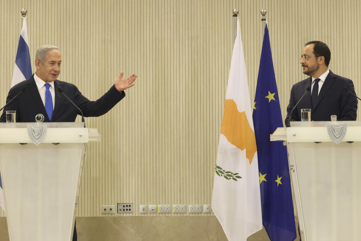 НИКОЗИЯ, Кипър (AP) — Премиерът на Израел в неделя представи