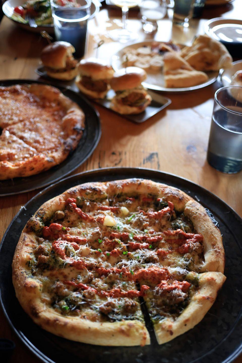 pizza and sliders and the kitchen table restaurant at the james b beam distilling co