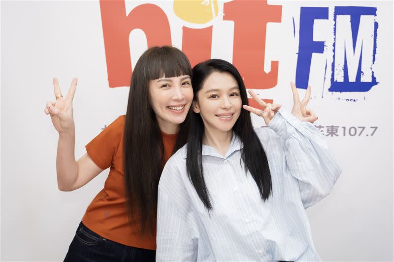 徐若瑄近來到好友魏如萱的「OH夜DJ」節目上宣傳。（圖／Hit Fm聯播網提供）