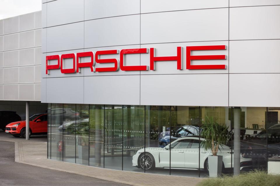 Porsche plant, seinen Angestellten eine Inflationsausgleichsprämie von bis zu 3000 Euro zu zahlen.  - Copyright: Karol Serewis/SOPA Images/LightRocket via Getty Images