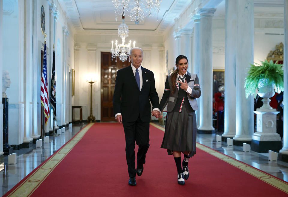 Presiden Biden berjalan bersama mantan kapten Gotham FC Ali Krieger. (Kevin Dietsch/Getty Images)