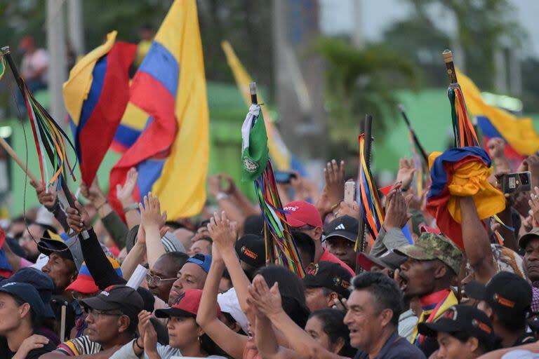 Las personas escuchan un discurso del presidente colombiano Gustavo Petro en una reunión tradicional de la 