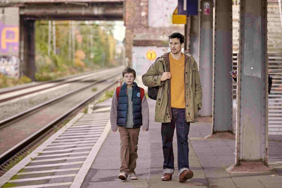 片中費茲為了自閉症的孩子搭火車遊遍德國，父子倆尋找最愛的足球俱樂部。（海鵬提供）