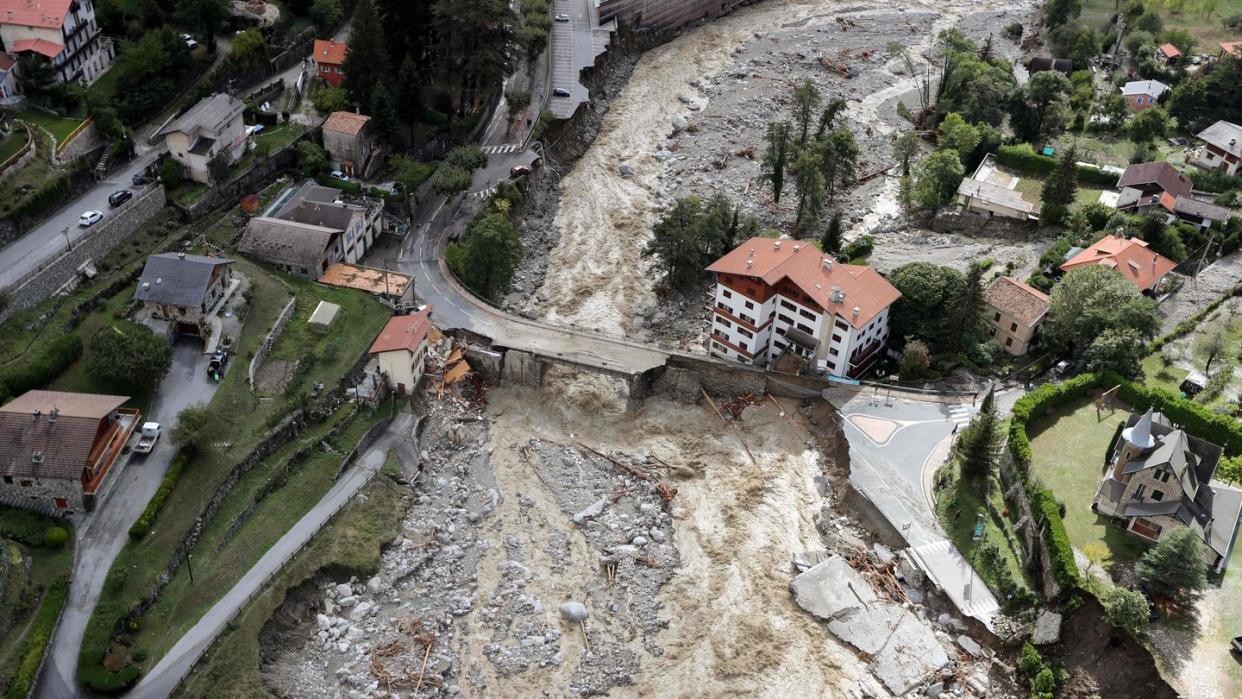 Diese Luftaufnahme zeigt die Schäden, die von schweren Regenfällen und Überschwemmungen in Saint-Martin-Vesubie verursacht wurden. Nach Unwettern und Überschwemmungen in der Region der südfranzösischen Metropole Nizza werden nach Medienberichten mindestens neun Menschen vermisst.