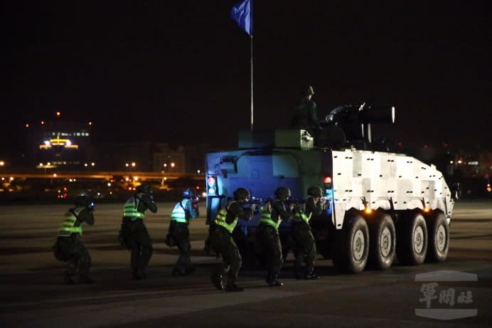 憲兵202指揮部25日凌晨在松山機場執行反空機降作戰操演任務。（軍聞社記者李一豪攝）