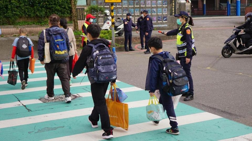 汐止警分局總動員，在車流眾多的國小周遭執行護童專案。（圖／TVBS）