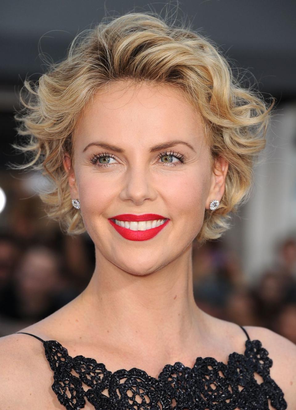 Curly Hairstyles: Charlize Theron