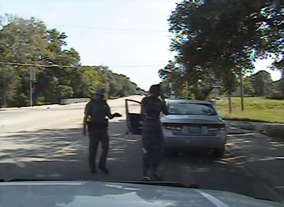 El momento en que el policía Brian Encinia arresta a Sandra Bland tras una infracción de tránsito en Texas. (AP)