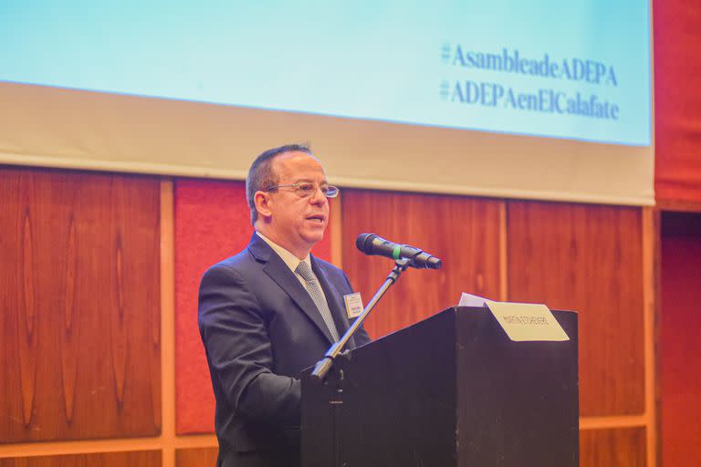 Martin Etchevers, presidente de la Comisión de Libertad de Prensa e Información de ADEPA, durante la lectura del informe en El Calafate