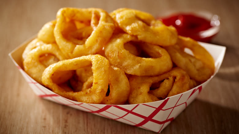 basket onion rings with ketchup