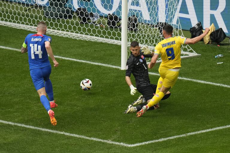 La pelota va para un lado y Martin Dubravka, el arquero de Eslovaquia, para el otro; Roman Yaremchuk convierte un golazo para Ucrania, que ganó 2-1 y se recuperó de la derrota inicial ante Rumania