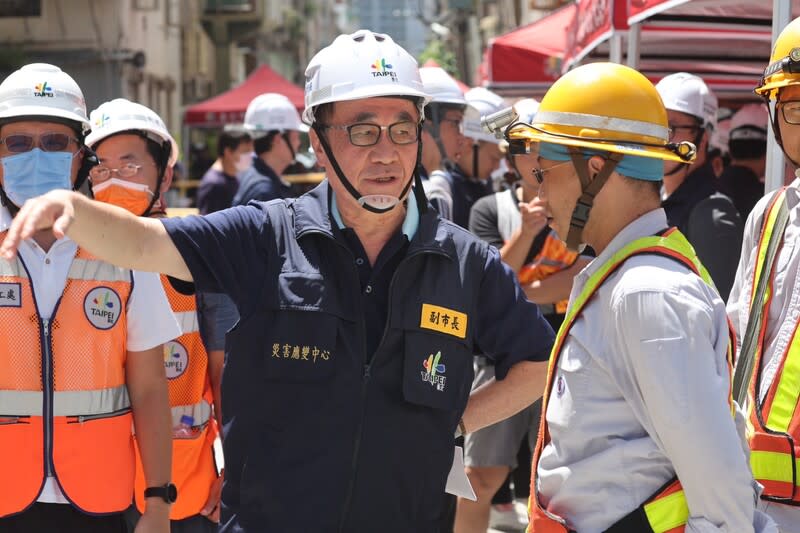 台北市副市長李四川（前中）說，基泰大直建案沒有所謂門神。（中央社資料照）