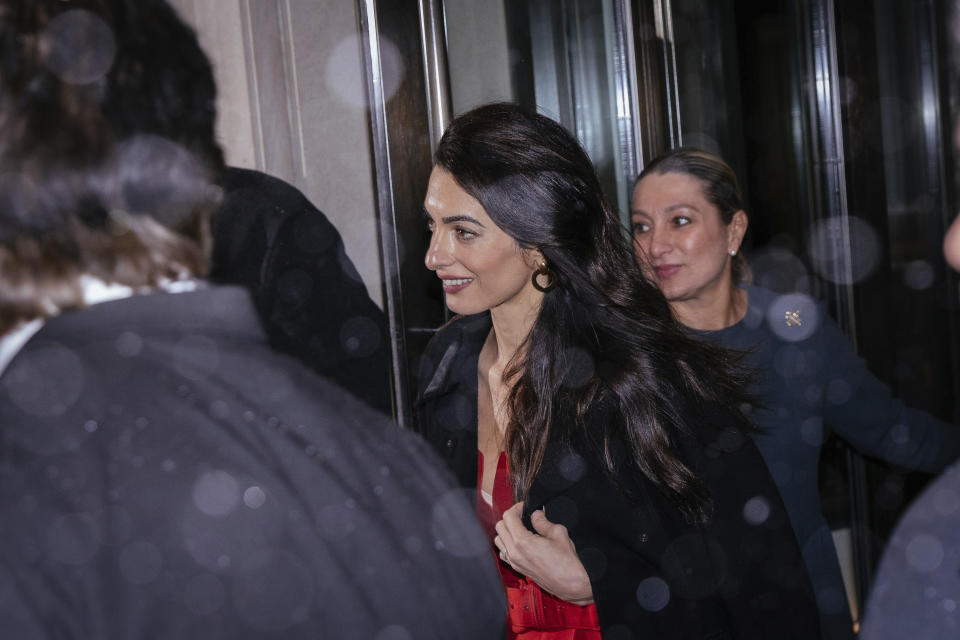 Amal Clooney auf dem Weg zu Meghans Baby-Shower. (Bild: AP Photo/Kevin Hagen)