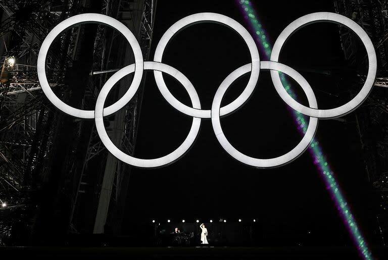 La voz de Celine Dion, bajo los anillos olímpicos en la Torre Eiffel.