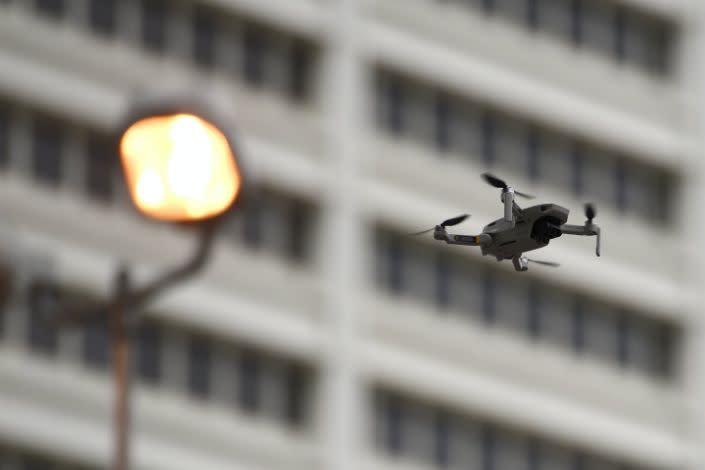 Un avión no tripulado policial volando sobre los manifestantes, el viernes 5 de junio de 2020 en Atlanta. Foto AP/Mike Stewart