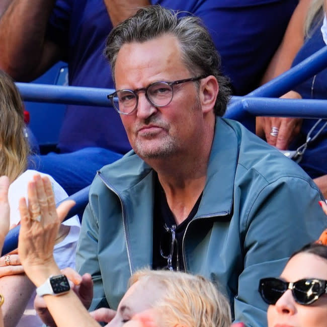 Matthew Perry casi se pierde la reunión de 'Friends' credit:Bang Showbiz