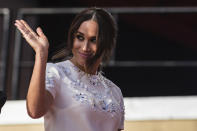 ARCHIVO - Meghan Markle, duquesa de Sussex, saluda en el festival Global Citizen el 25 de septiembre de 2021 en Nueva York. La duquesa de Sussex ganó el más reciente capítulo de su larga batalla legal para proteger su privacidad después de que un diario británico publicara parte de una carta que le escribió a su padre en 2018, después de casarse con el príncipe Enrique. La Corte de Apelaciones en Londres refrendó un fallo de la Corte Superior emitido en febrero sobre que la editorial de The Mail on Sunday y el sitio MailOnline violaron su privacidad. (Foto AP/Stefan Jeremiah, archivo)