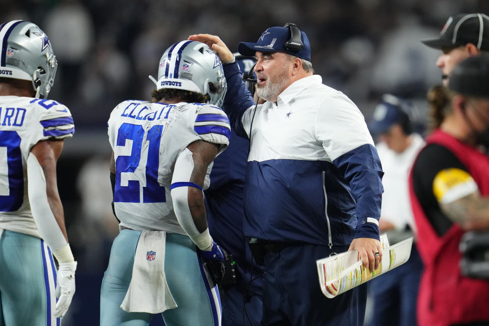 L'entraîneur-chef des Cowboys de Dallas, Mike McCarthy (à droite), continue d'exprimer son soutien à Ezekiel Elliott, même si des questions planent sur l'avenir d'Elliott avec l'équipe.  (Photo de Cooper Neill/Getty Images)