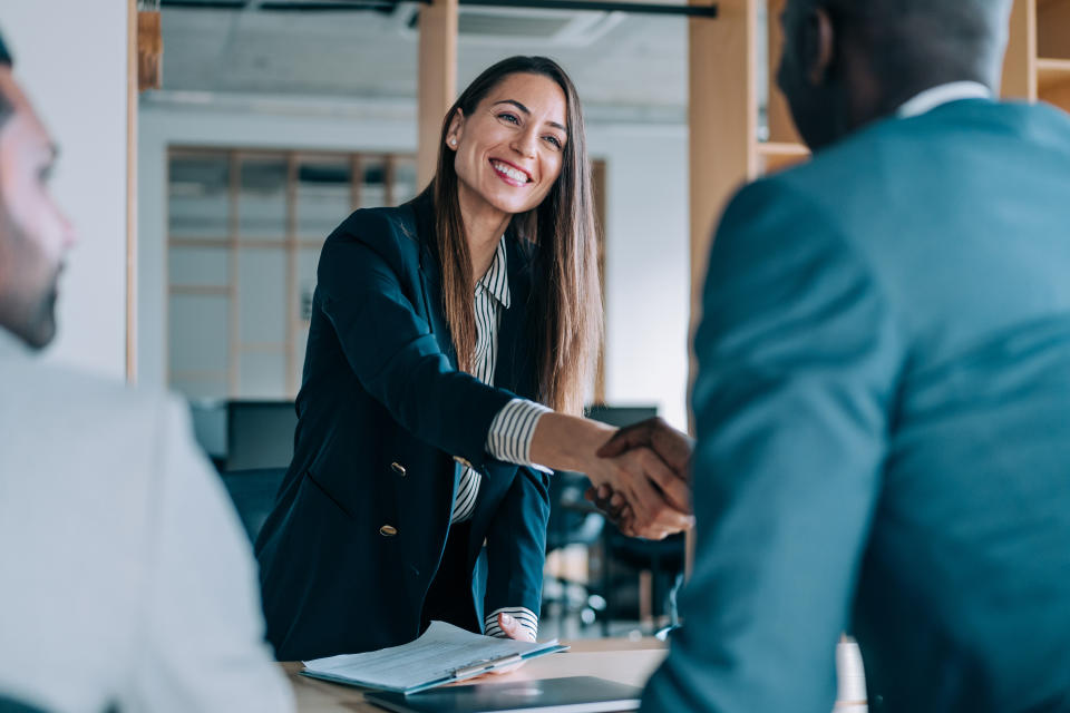 Vom Vorstellungsgespräch zum hohen Gehalt: Gutes Aussehen wird mit Kompetenz gleichgesetzt und hilft bewiesenermaßen bei der Jobsuche. (Bild: Getty Images)