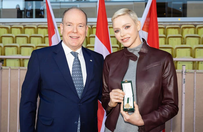 Alberto de Mónaco entregando premio a la princesa Charlene