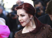 Priscilla Presley posa al llegar al estreno de "Elvis" en el Festival de Cine de Cannes, el miércoles 25 de mayo de 2022 en Cannes, Francia. (Foto por Joel C Ryan/Invision/AP)