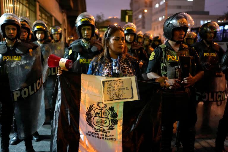 Una manifestante protesta contra la presidenta de Perú, Dina Boluarte, frente al edificio del Congreso en Lima, Perú.