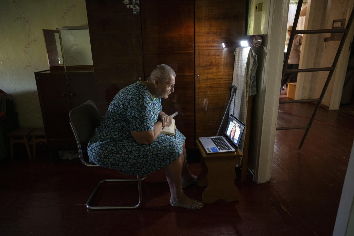 Svitlana Tsoy, de 65 años, durante una revisión médica a distancia con un estudiante de Medicina de la Universidad de Stanford, en California, en una clínica móvil en Síversk, en la región de Donetsk, Ucrania, el 8 de septiembre de 2023. (Lynsey Addario/The New York Times).