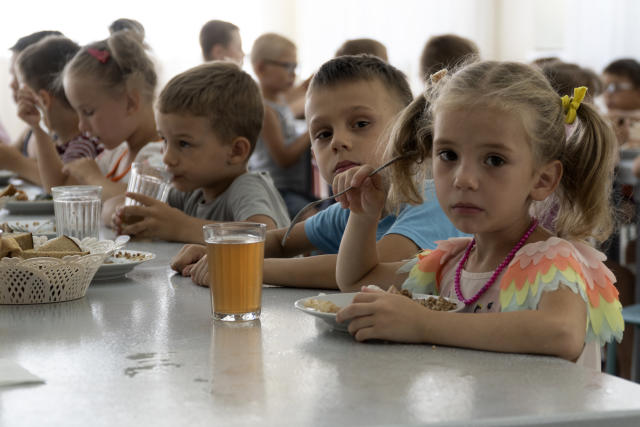Ni&#xf1;os de orfanatos de la regi&#xf3;n de Donetsk fotografiados durante el almuerzo en un campamento de Zolotaya Kosa, sobre el mar de Azov, el 8 de julio del 2022. Rusia se est&#xe1; apropiando de numerosos ni&#xf1;os hu&#xe9;fanos ucranianos y se los est&#xe1; llevando a Rusia, seg&#xfa;n una investigaci&#xf3;n de la Associated Press. (AP Photo)