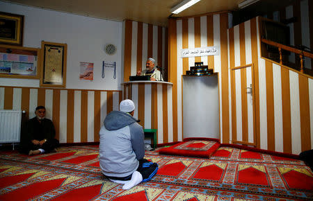 Muslims listen to a Turkish imam during Friday prayers at the moderate Kuba Camii mosque located near a hotel housing refugee's in Cologne's poor district of Kalk, Germany, October 14, 2016. Picture taken October 14, 2016. REUTERS/Wolfgang Rattay