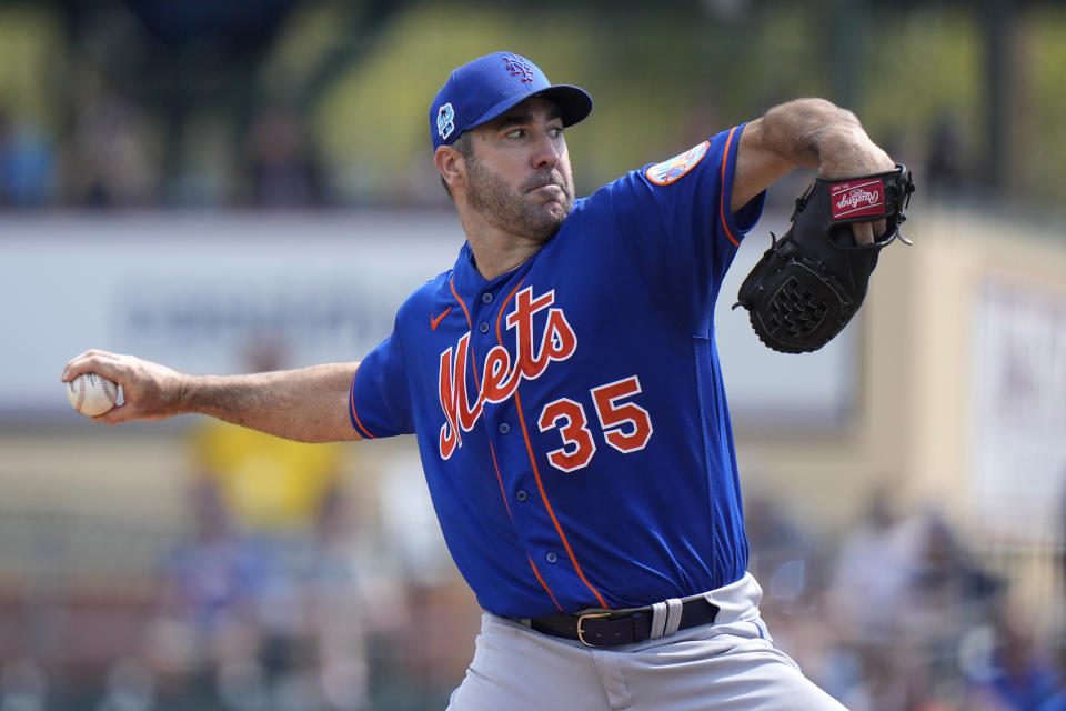 ARCHIVO - Foto del 4 de marzo del 2023, el abridor de los Mets de Nueva York Justin Verlander lanza en el juego de exhibición ante los Marlins de Miami. (AP Foto/Lynne Sladky, File)