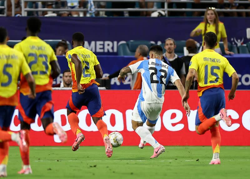 Foto del domingo del delantero de Argentina Lautaro Martinez marca el gol del título ante Colombia