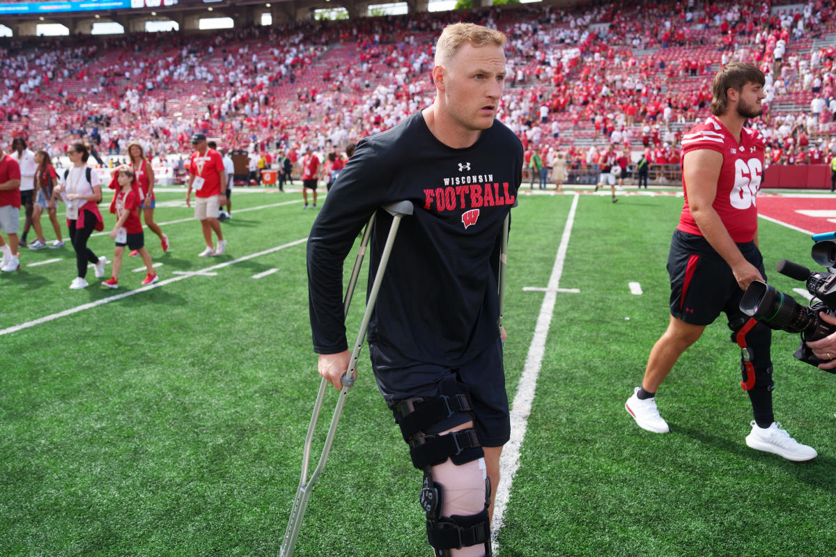 Wisconsin QB Tyler Van Dyke ruled out for season with ACL injury after leaving loss to Alabama early