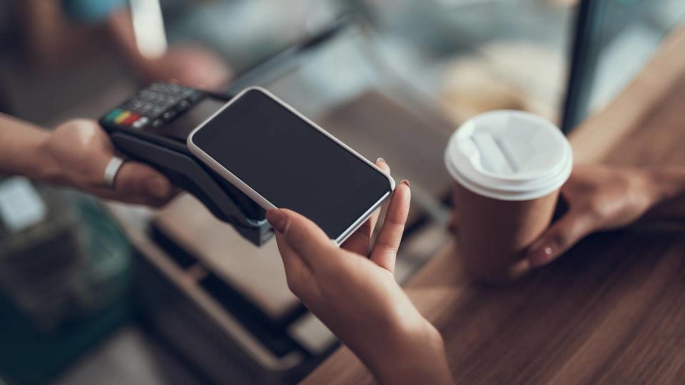 Une femme paye son café avec un smartphone - © Yakobchuk Olena - stock.adobe.com