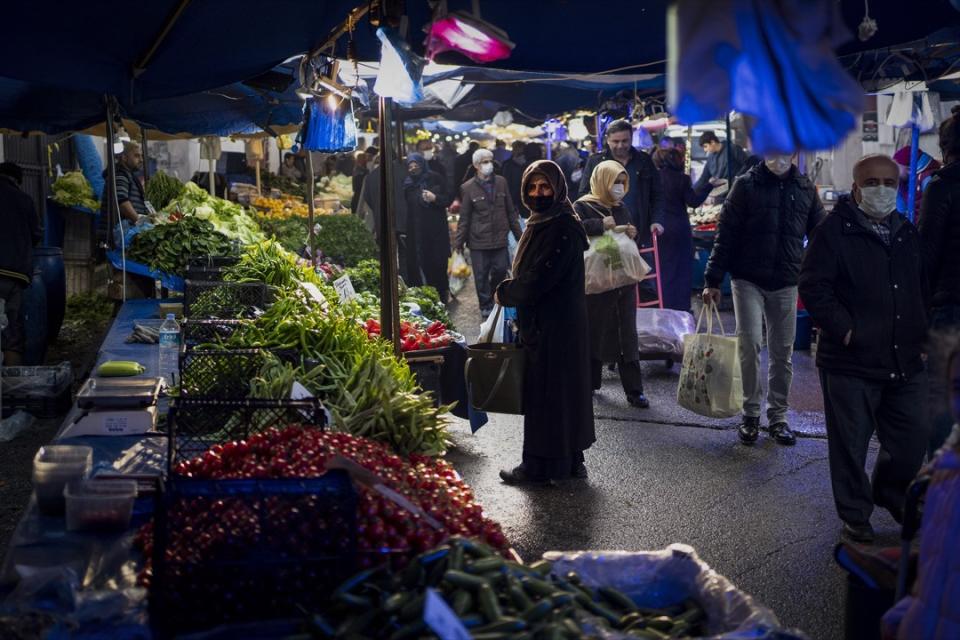 2022年1月4日，土耳其城市布爾薩，市民在菜市場購物。