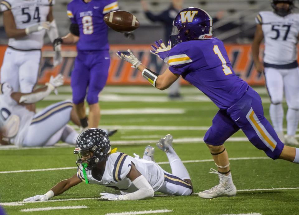 Williamsville's Nolan Bates (1) intercepts a pass intended for IC Catholic's Amir Sanders in the first half of their Class 3A football state title game Friday, Nov. 25, 2022 in Champaign.