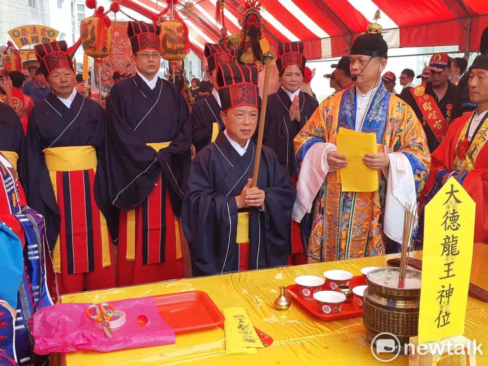 嘉義縣大林鎮聖賢宮舉行祈雨典禮  由縣長翁章梁（中）領軍。   圖：蔡坤龍/攝