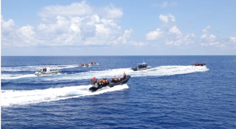  中國快艇在南海攔阻菲律賓仁愛礁補給船。菲 圖 : 翻攝自解放軍南部戰區 
