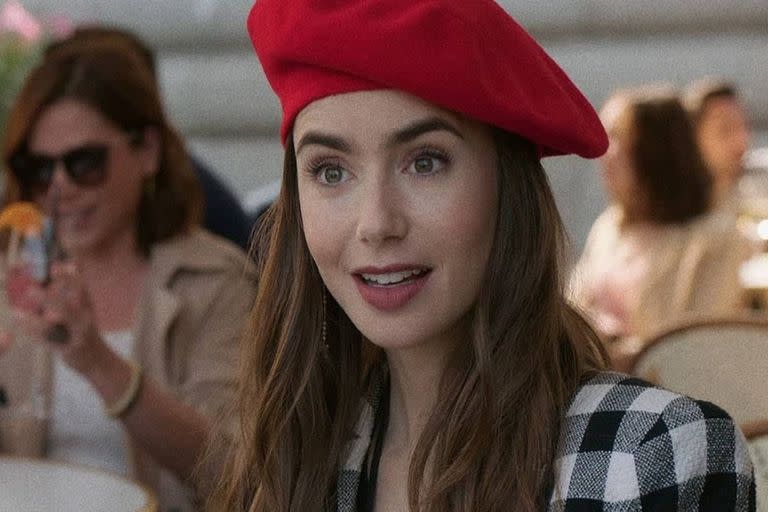 Lily Collins cobró 300 mil dólares por capítulo de Emily en París, en la primera temporada.