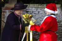 <p>Doch auch die Königin selbst wurde natürlich vom Weihnachtsmann beschenkt. (Bild: REX/Shutterstock) </p>