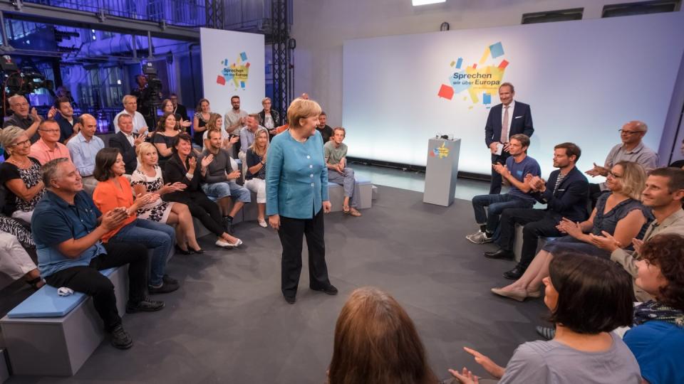 Bundeskanzlerin Angela Merkel beantwortet in der Diskussionsrunde beim Bürgerdialog in Jena Fragen der Teilnehmer. Foto: Arifoto Ug/Michael Reichel