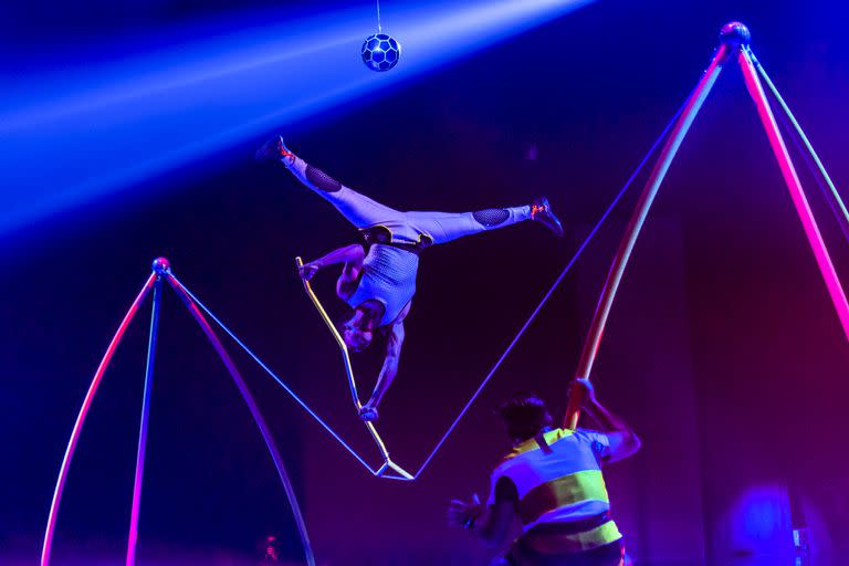 La pelota, una de las grandes protagonistas del show, entre malabares, acrobacia y espectaculares números circenses